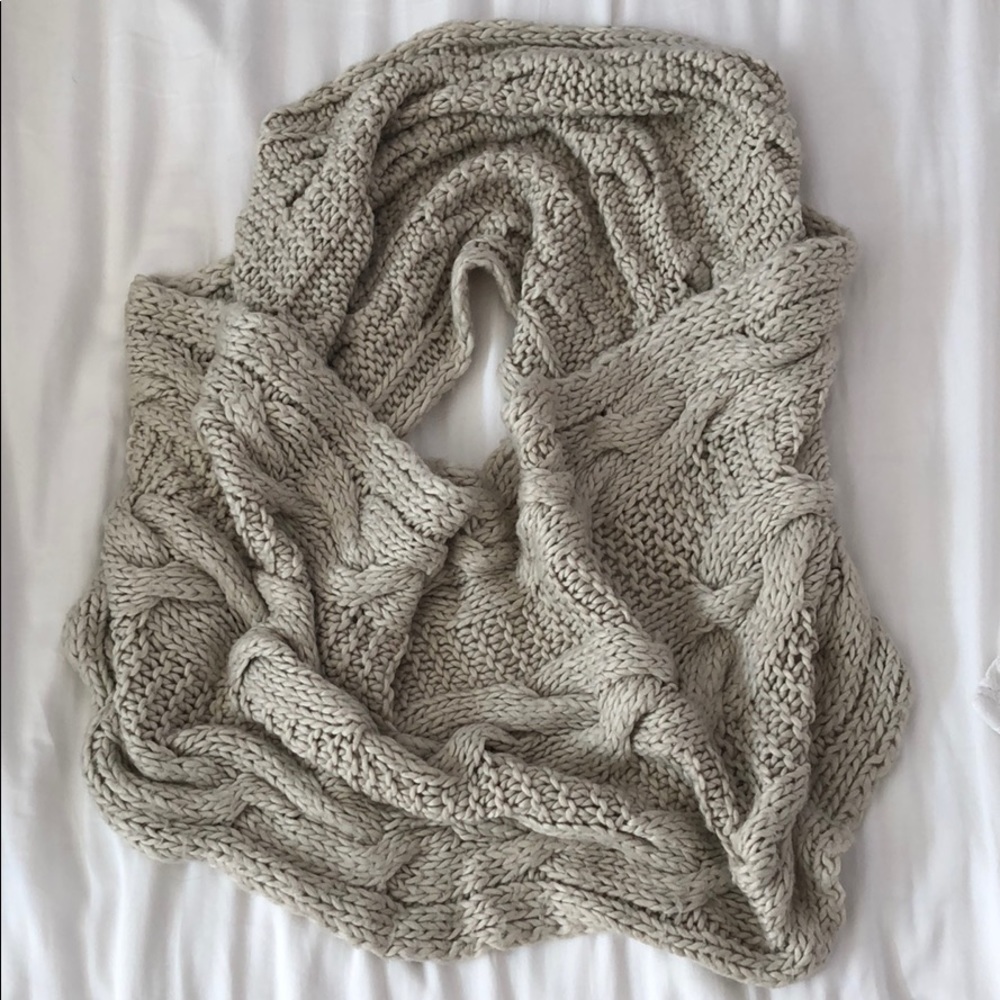 Urban Outfitters BDG Gray Knit Circle Scarf
